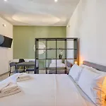 Private In A Traditional With Shared Roof Terrace And Jacuzzi Goblu アパート