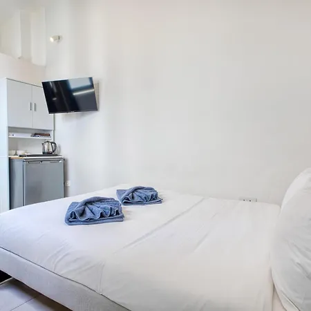 Апартаменты Private In A Traditional With Shared Roof Terrace And Jacuzzi Goblu *