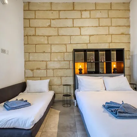 Private In A Traditional With Shared Roof Terrace And Jacuzzi Goblu *