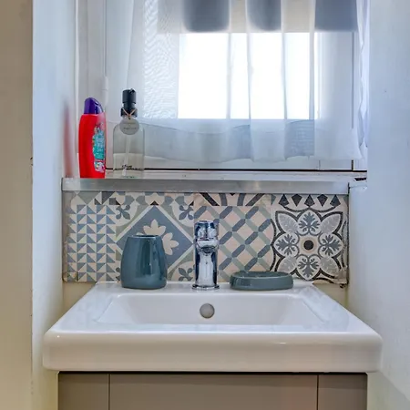 Private In A Traditional With Shared Roof Terrace And Jacuzzi Goblu Апартаменты *