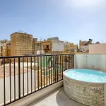 Private In A Traditional With Shared Roof Terrace And Jacuzzi Goblu Cospicua