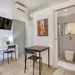 Private In A Traditional With Shared Roof Terrace And Jacuzzi Goblu