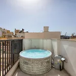 Private In A Traditional With Shared Roof Terrace And Jacuzzi Goblu Apartment