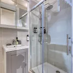 Private In A Traditional With Shared Roof Terrace And Jacuzzi Goblu Apartment