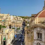 Private In A Traditional With Shared Roof Terrace And Jacuzzi Goblu