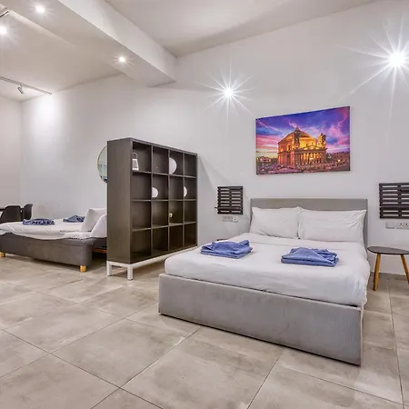 Private In A Traditional With Shared Roof Terrace And Jacuzzi Goblu Paola