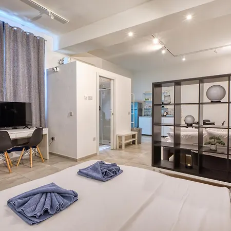 Private In A Traditional With Shared Roof Terrace And Jacuzzi Goblu * פאולה