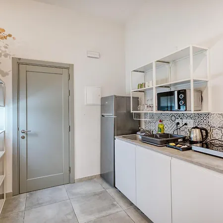 Private In A Traditional With Shared Roof Terrace And Jacuzzi Goblu *