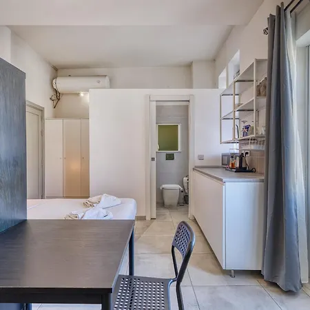 Private In A Traditional With Shared Roof Terrace And Jacuzzi Goblu