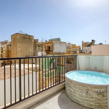 Private In A Traditional With Shared Roof Terrace And Jacuzzi Goblu Cospicua