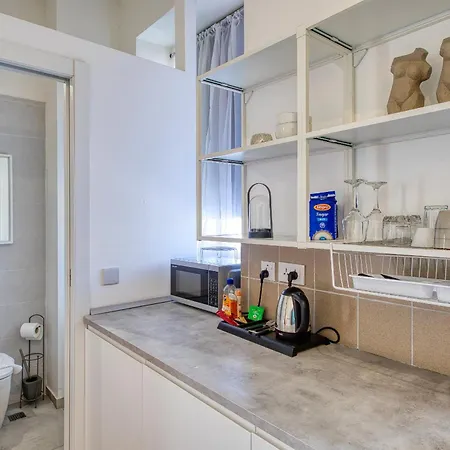 Private In A Traditional With Shared Roof Terrace And Jacuzzi Goblu *