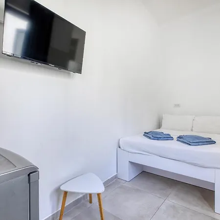 Private In A Traditional With Shared Roof Terrace And Jacuzzi Goblu *