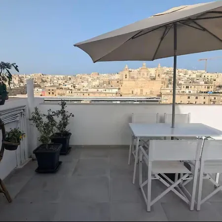 Private In A Traditional With Shared Roof Terrace And Jacuzzi Goblu