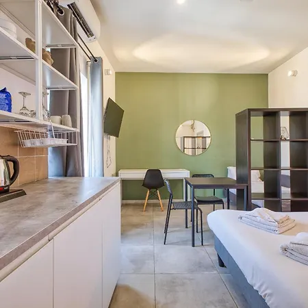 Private In A Traditional With Shared Roof Terrace And Jacuzzi Goblu פאולה