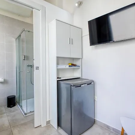 Private In A Traditional With Shared Roof Terrace And Jacuzzi Goblu Paola