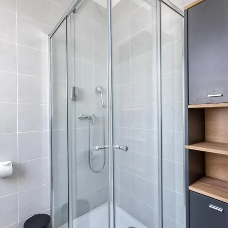 Private In A Traditional With Shared Roof Terrace And Jacuzzi Goblu アパート