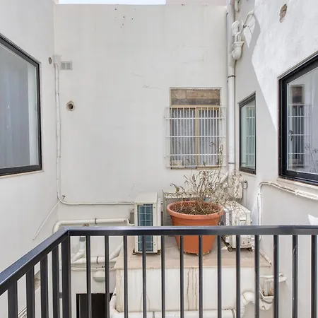 Private In A Traditional With Shared Roof Terrace And Jacuzzi Goblu דירה *