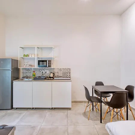 Private In A Traditional With Shared Roof Terrace And Jacuzzi Goblu * פאולה