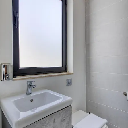 Private In A Traditional With Shared Roof Terrace And Jacuzzi Goblu