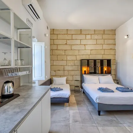 Private In A Traditional With Shared Roof Terrace And Jacuzzi Goblu