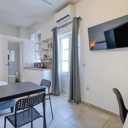 Private In A Traditional With Shared Roof Terrace And Jacuzzi Goblu דירה *