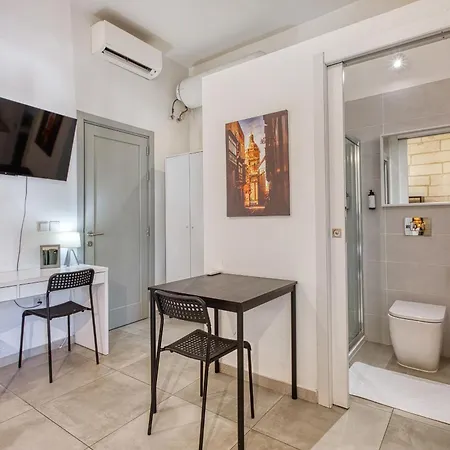 Private In A Traditional With Shared Roof Terrace And Jacuzzi Goblu