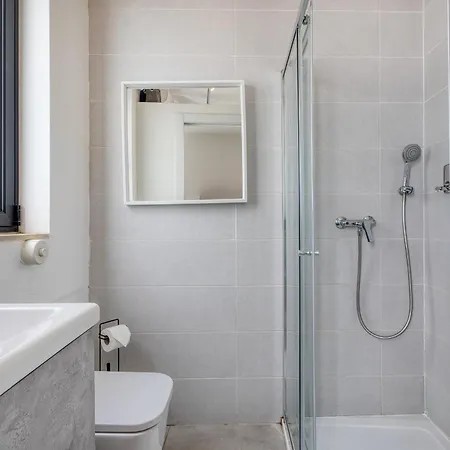 Private In A Traditional With Shared Roof Terrace And Jacuzzi Goblu