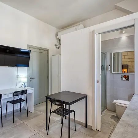 Private In A Traditional With Shared Roof Terrace And Jacuzzi Goblu *