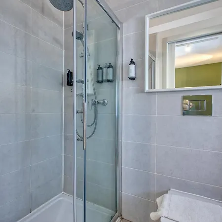 Private In A Traditional With Shared Roof Terrace And Jacuzzi Goblu アパート *