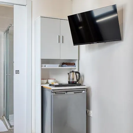 Private In A Traditional With Shared Roof Terrace And Jacuzzi Goblu アパート *