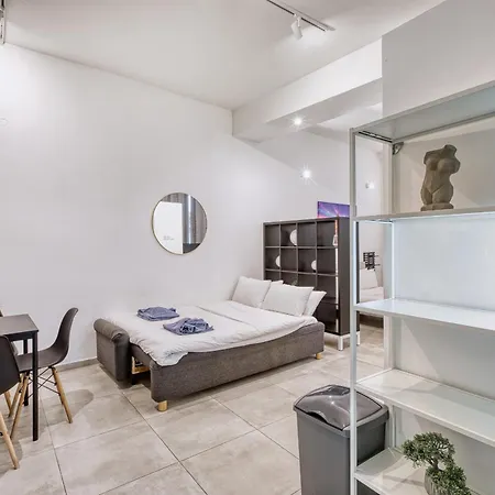 Private In A Traditional With Shared Roof Terrace And Jacuzzi Goblu דירה *