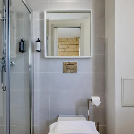 Private In A Traditional With Shared Roof Terrace And Jacuzzi Goblu