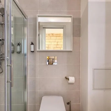 Private In A Traditional With Shared Roof Terrace And Jacuzzi Goblu פאולה