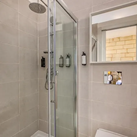 Private In A Traditional With Shared Roof Terrace And Jacuzzi Goblu *