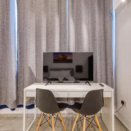 Apartamento Private In A Traditional With Shared Roof Terrace And Jacuzzi Goblu