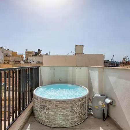 Private In A Traditional With Shared Roof Terrace And Jacuzzi Goblu Διαμέρισμα