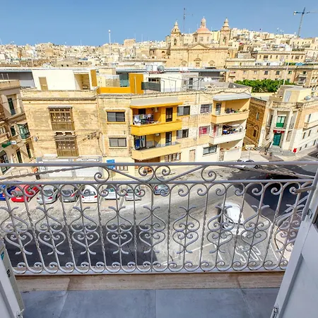 Private In A Traditional With Shared Roof Terrace And Jacuzzi Goblu *