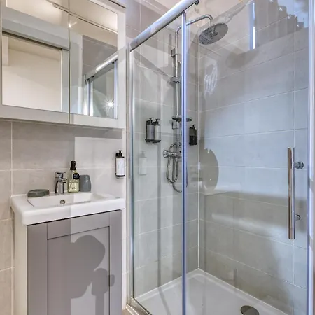 Private In A Traditional With Shared Roof Terrace And Jacuzzi Goblu דירה