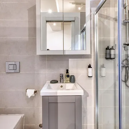 Private In A Traditional With Shared Roof Terrace And Jacuzzi Goblu アパート