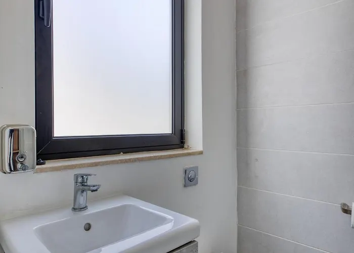 Private In A Traditional With Shared Roof Terrace And Jacuzzi Goblu