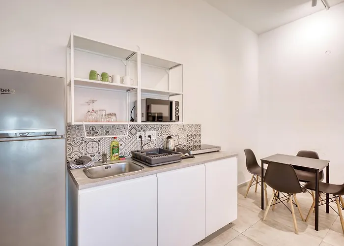 Private In A Traditional With Shared Roof Terrace And Jacuzzi Goblu Apartman