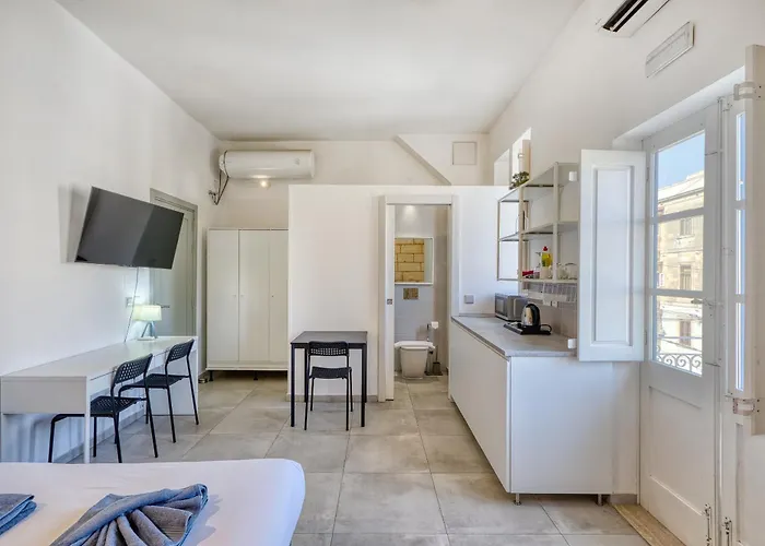 Private In A Traditional With Shared Roof Terrace And Jacuzzi Goblu Appartamento