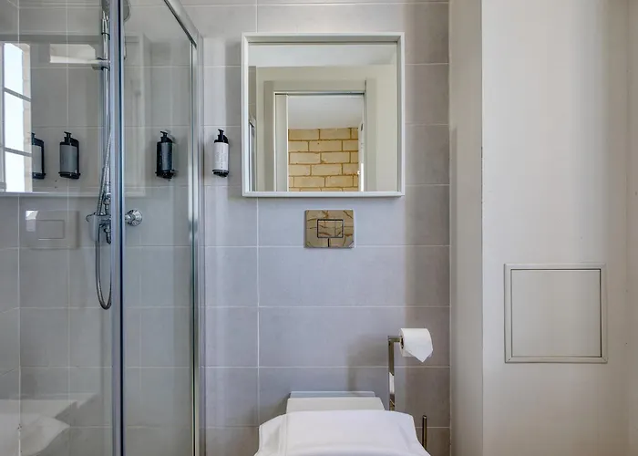 Private In A Traditional With Shared Roof Terrace And Jacuzzi Goblu